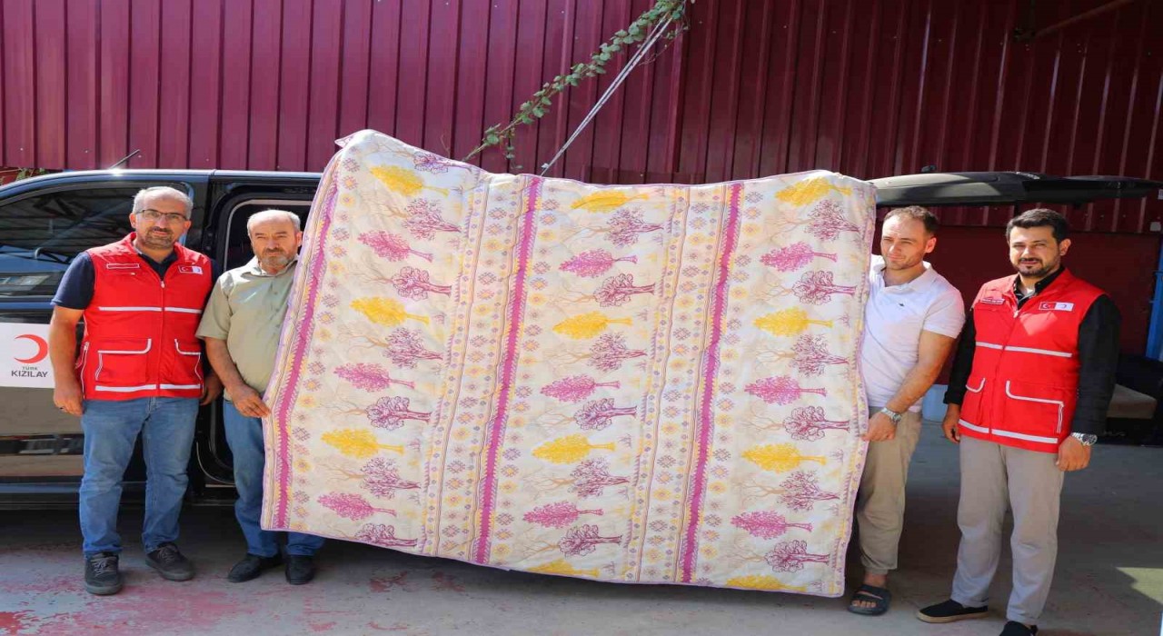 Deprem şehri Kahramanmaraşta esnaf,  bin adet yorgan bağışı yaptı