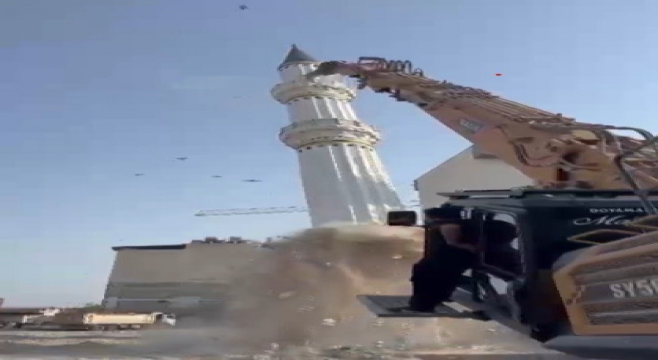 Depremde ağır hasar alan minarenin yerle bir olduğu anlar kameraya yansıdı