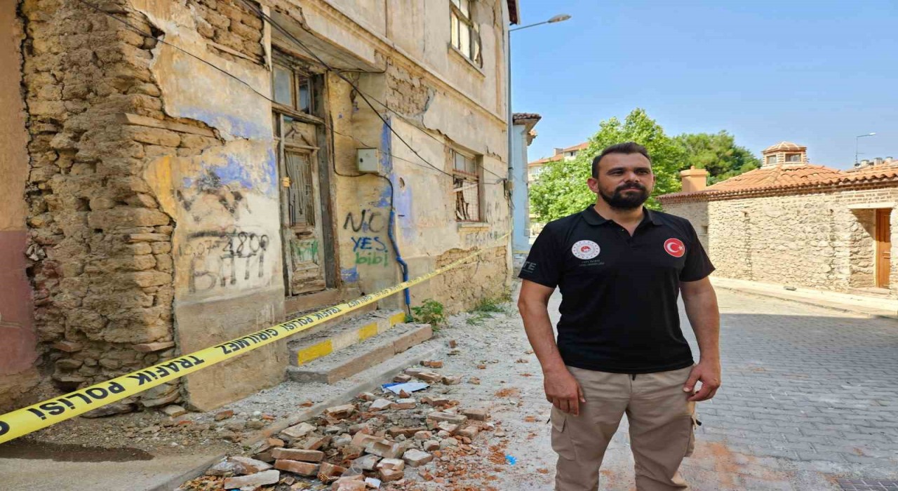 Depremde hasar gören Sındırgıda bilimsel çalışmalar sürüyor