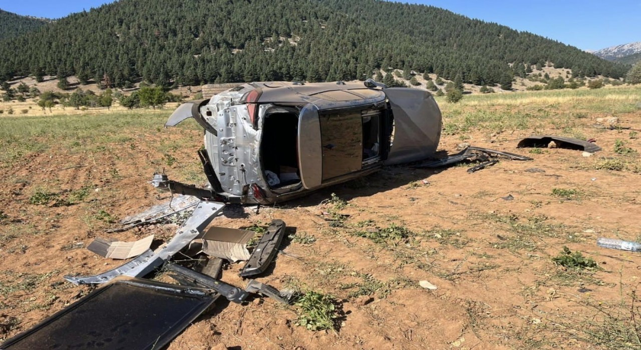 Derebucakta otomobil tarlaya devrildi: 2 yaralı