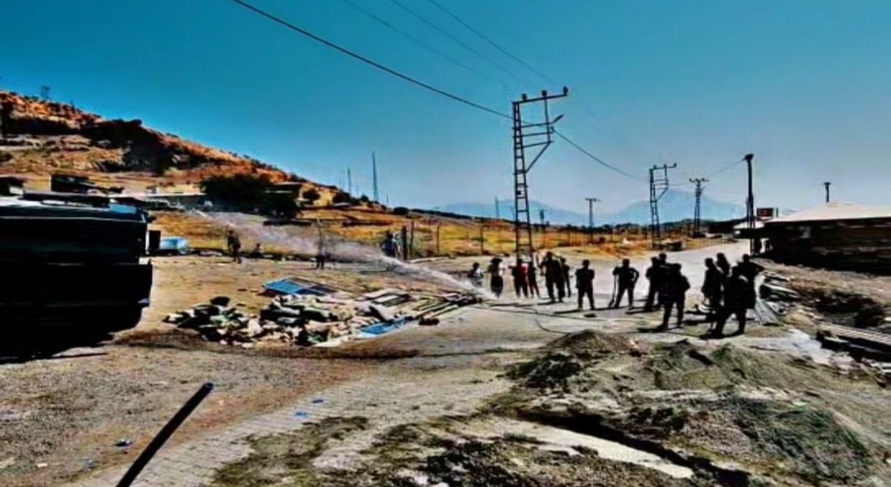 Derecikte askeri TOMA vatandaşlara su desteği verdi