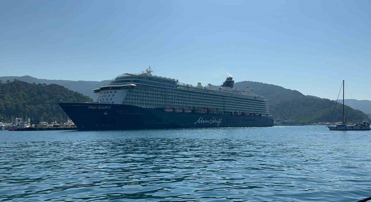 Dev yolcu gemisi binlerce yolcusu ile Marmarise geldi