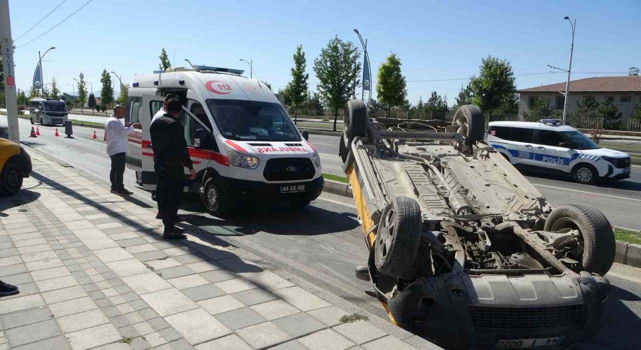 Devrilen ticari taksi ters döndü: 1 yaralı