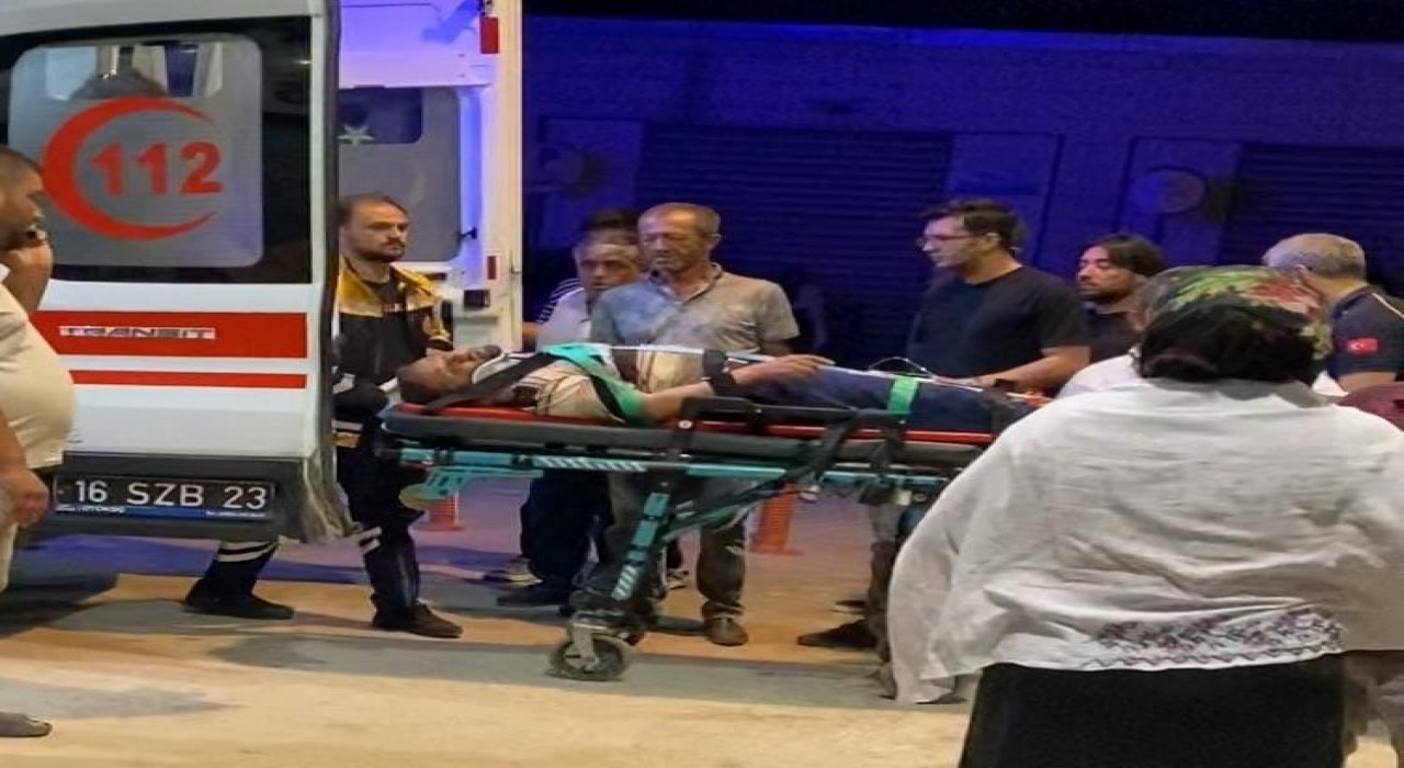 Devrilen traktörün sürücüsü ağır yaralandı