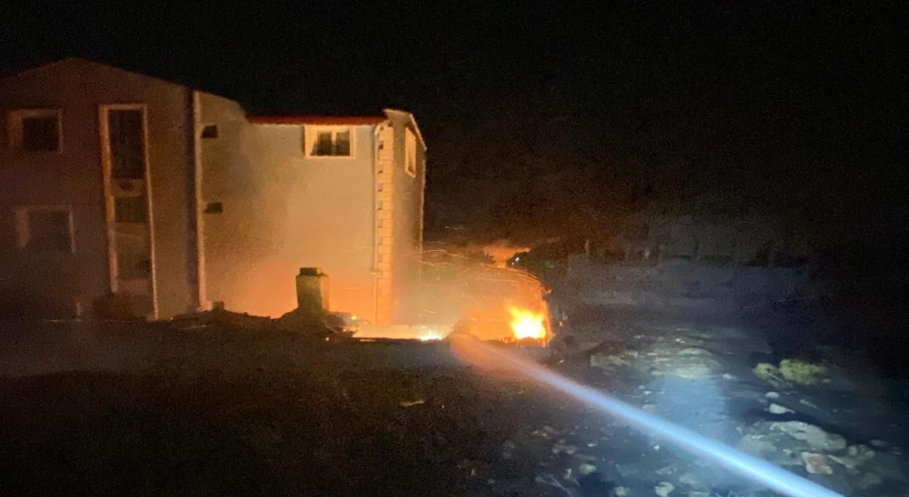 Dikilide otluk alandaki yangın evlere sıçradı: 11 ev zarar gördü