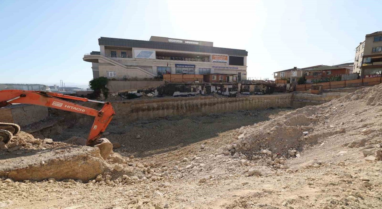 Dilovası Kent Meydanında çalışmalar sürüyor