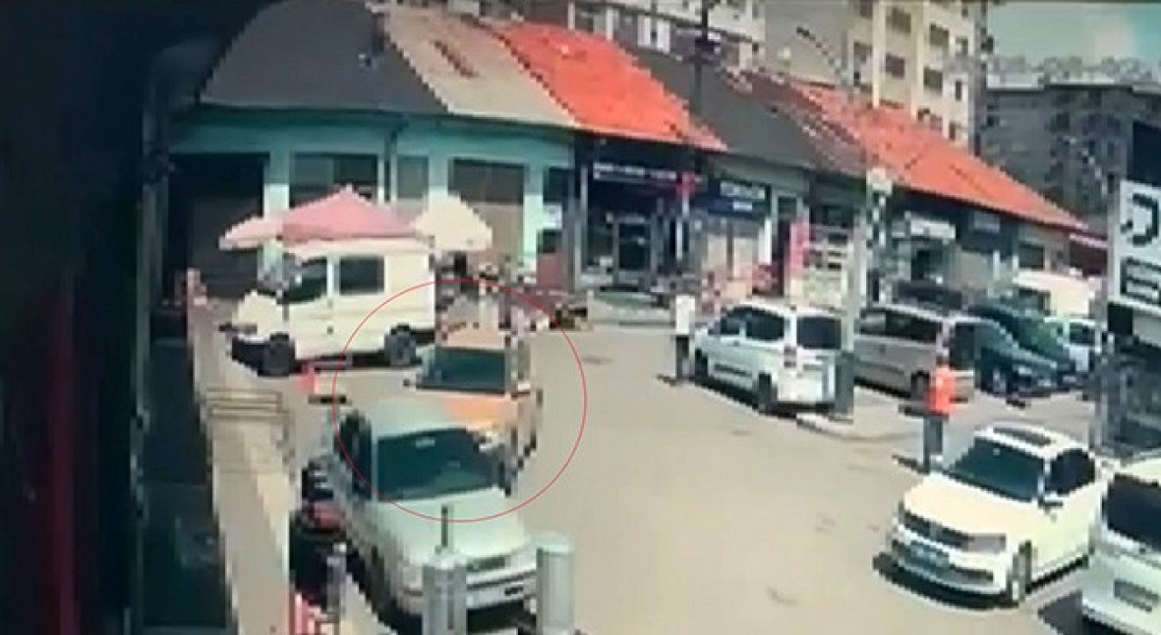 Direksiyon başında rahatsızlanan sürücü 6 araca çarptı: Kaza anı kamerada