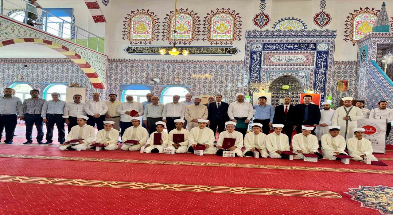 Diyarbakırda 12 öğrenci hafızlık icazet belgelerini aldı