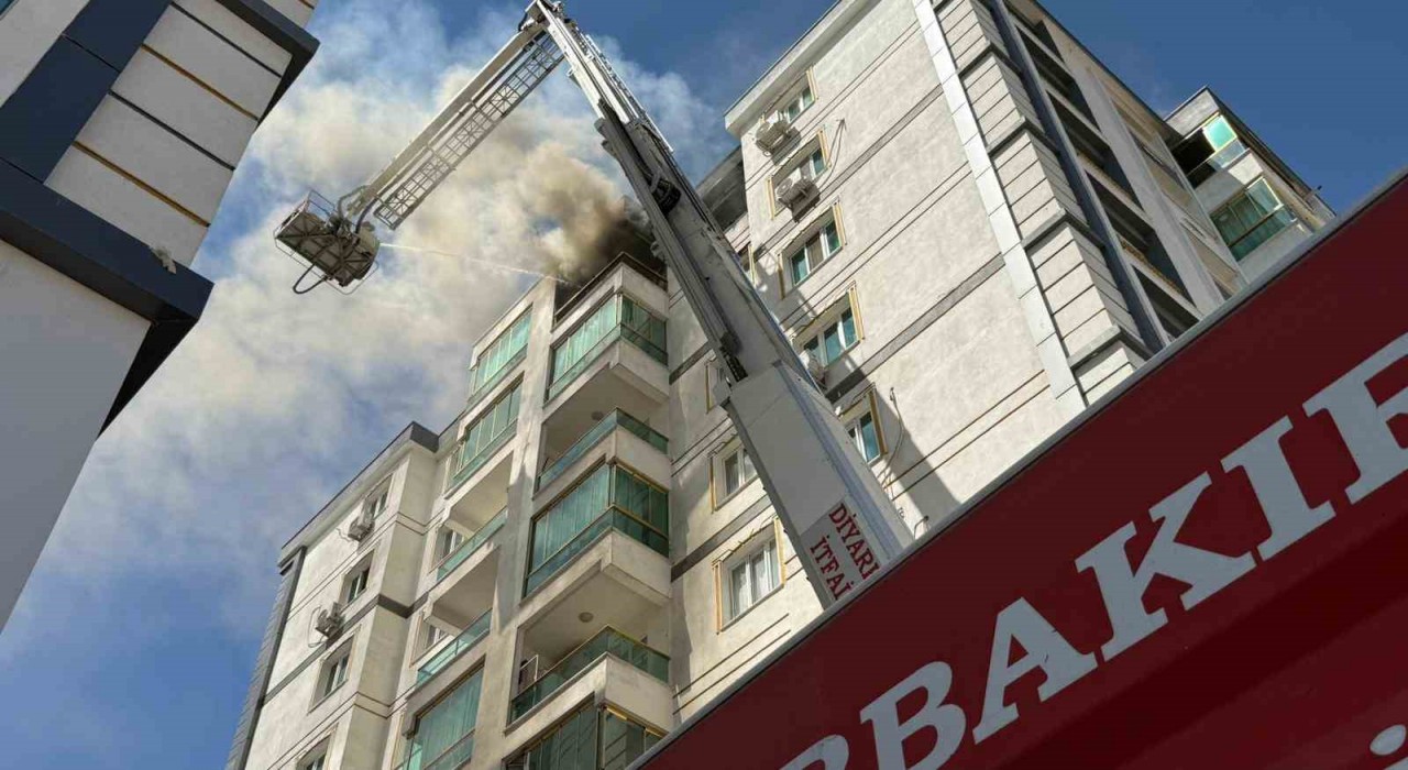 Diyarbakırda 8 katlı binada korkutan yangın: Vatandaşlar tahliye edildi