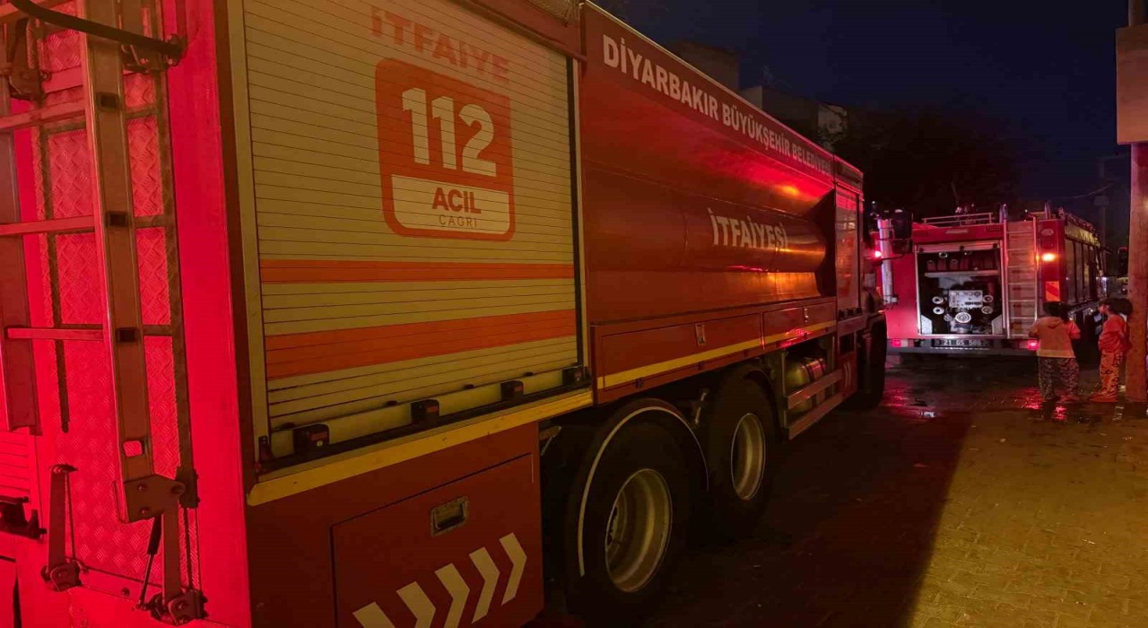 Diyarbakırda bir evde patlama sonrası yangın çıktı: 1i ağır 4 yaralı