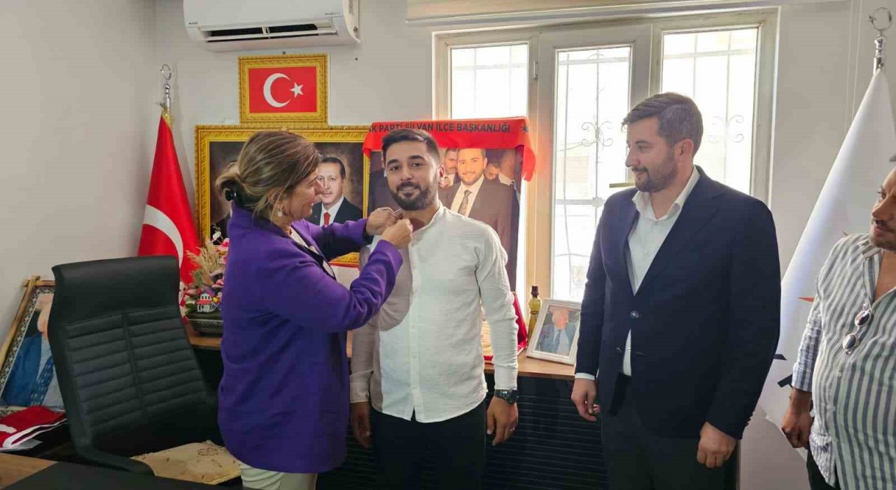 Diyarbakırda CHPden AK Partiye katılım: Rozetleri Suna Kepolu Ataman taktı