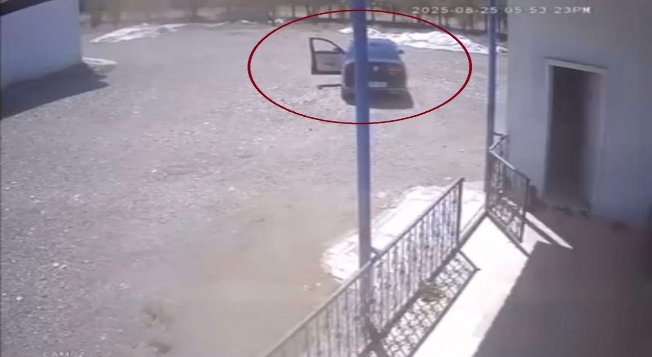 Diyarbakırda el freni çekilmeyen otomobilin duvara çarptığı anlar kameraya yansıdı