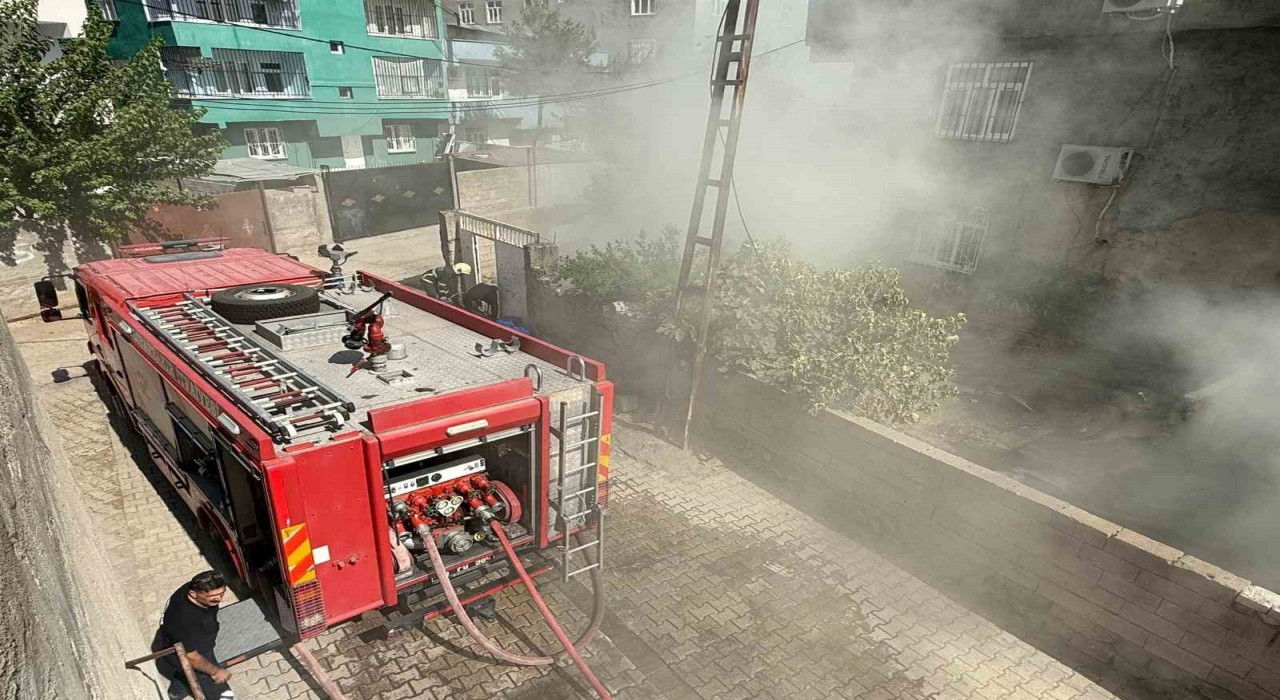 Diyarbakırda ev yangınında 2 kişi dumandan etkilendi