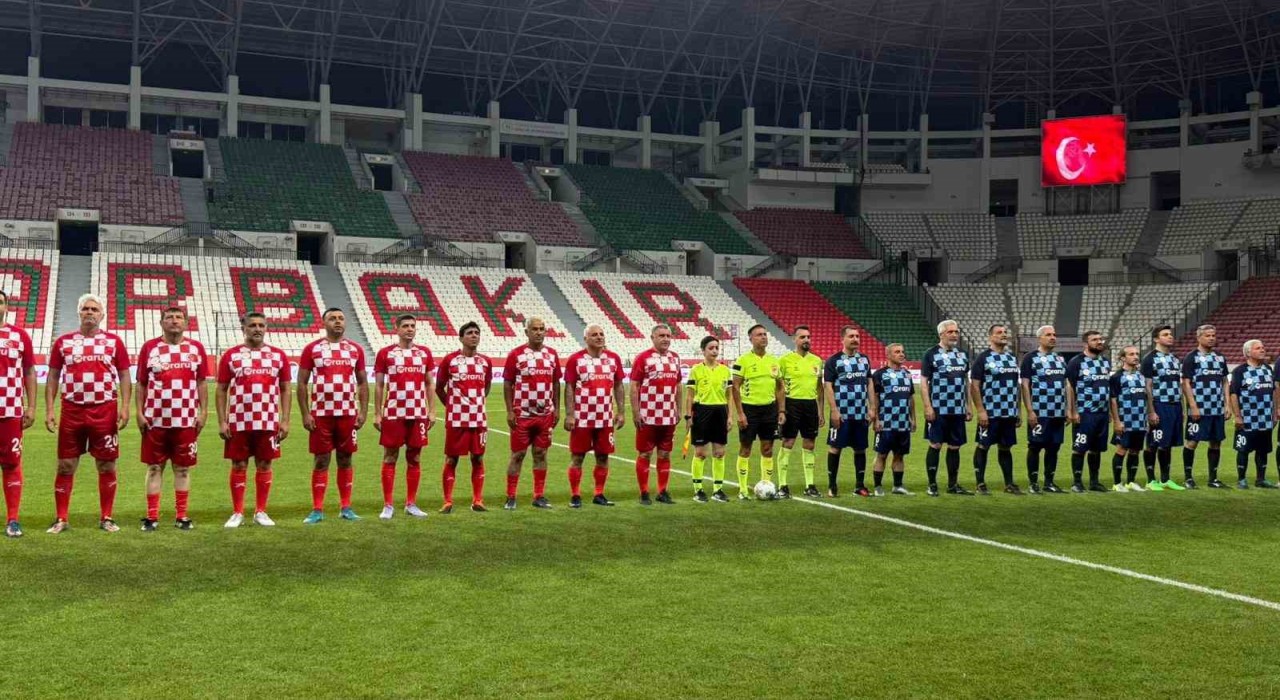 Diyarbakırda Gösteri Maçında sahaya çıkan Bakan Baktan Terörsüz Türkiye vurgusu