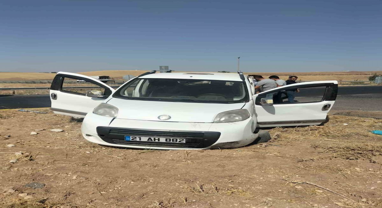 Diyarbakırda hafif ticari ile otomobil çarpıştı: 5 yaralı