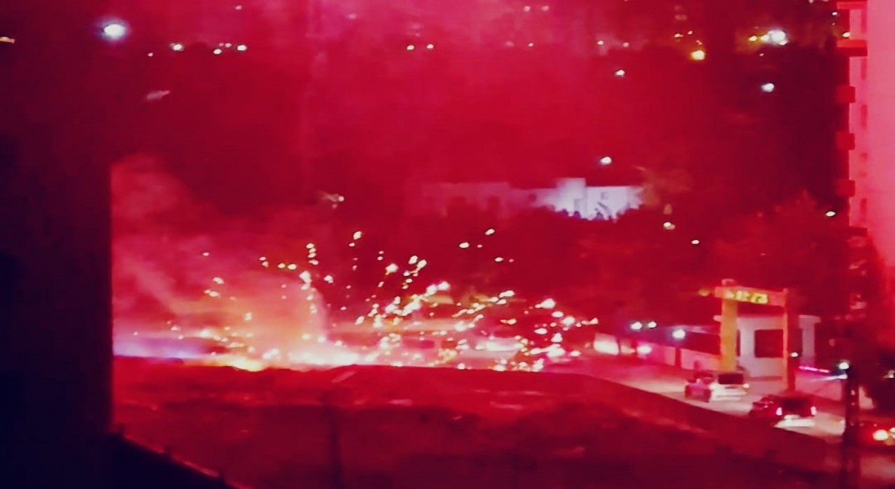 Diyarbakırda havai fişek inşaat alanındaki malzemeleri tutuşturdu, düğün konvoyundakiler yangını söndürdü