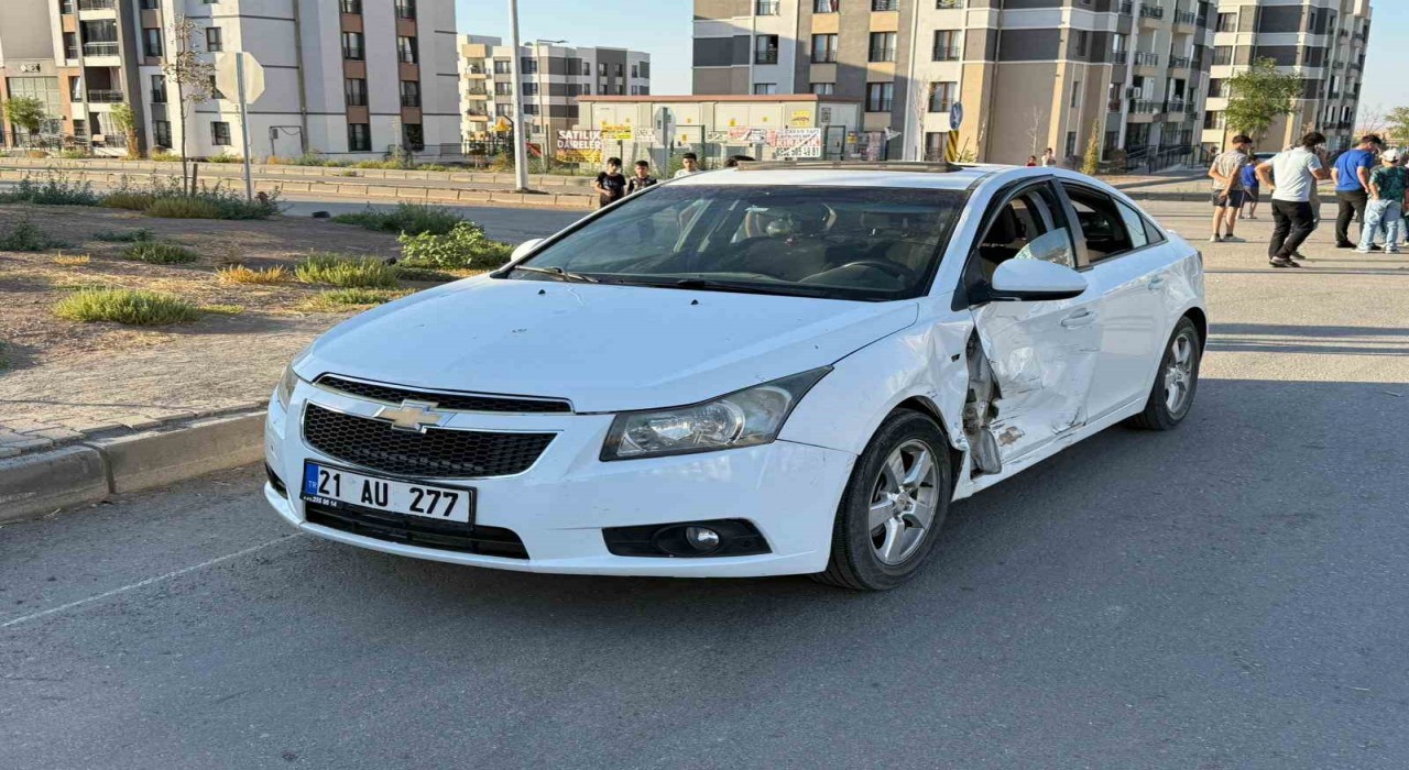 Diyarbakırda iki araç çarpıştı