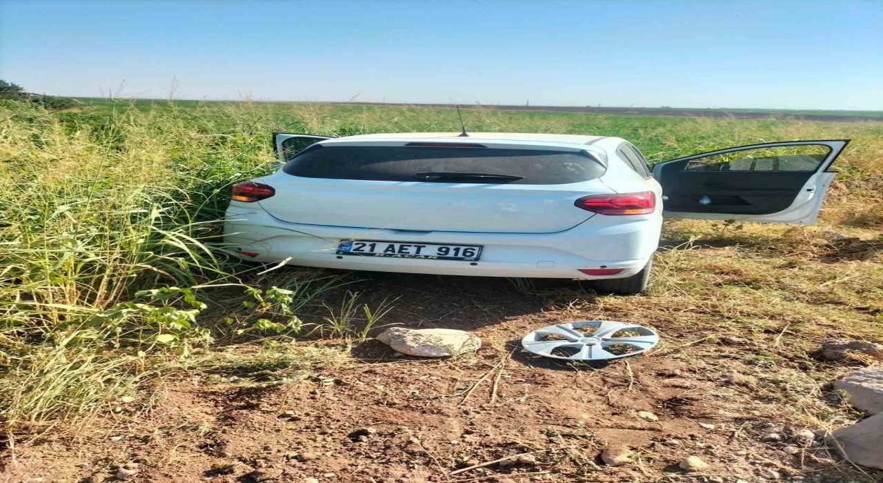 Diyarbakırda otomobil tarlaya girdi: 5 yaralı