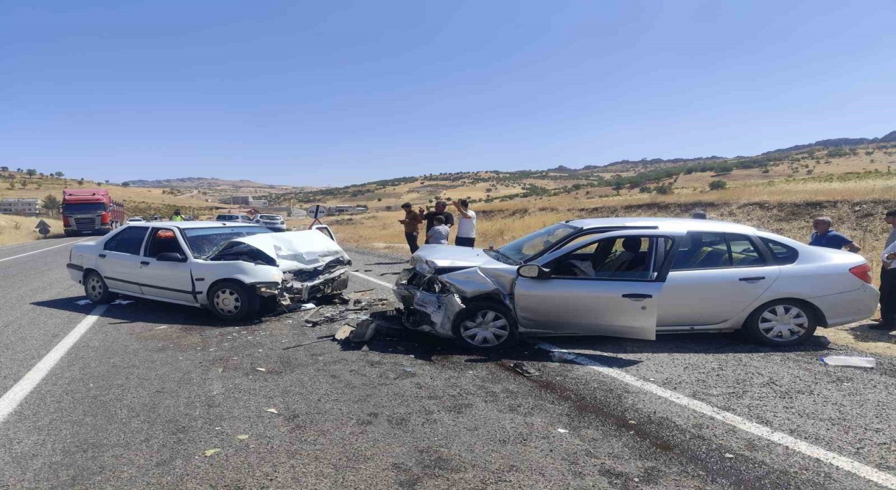 Diyarbakırda otomobiller kafa kafaya çarpıştı: 2 yaralı