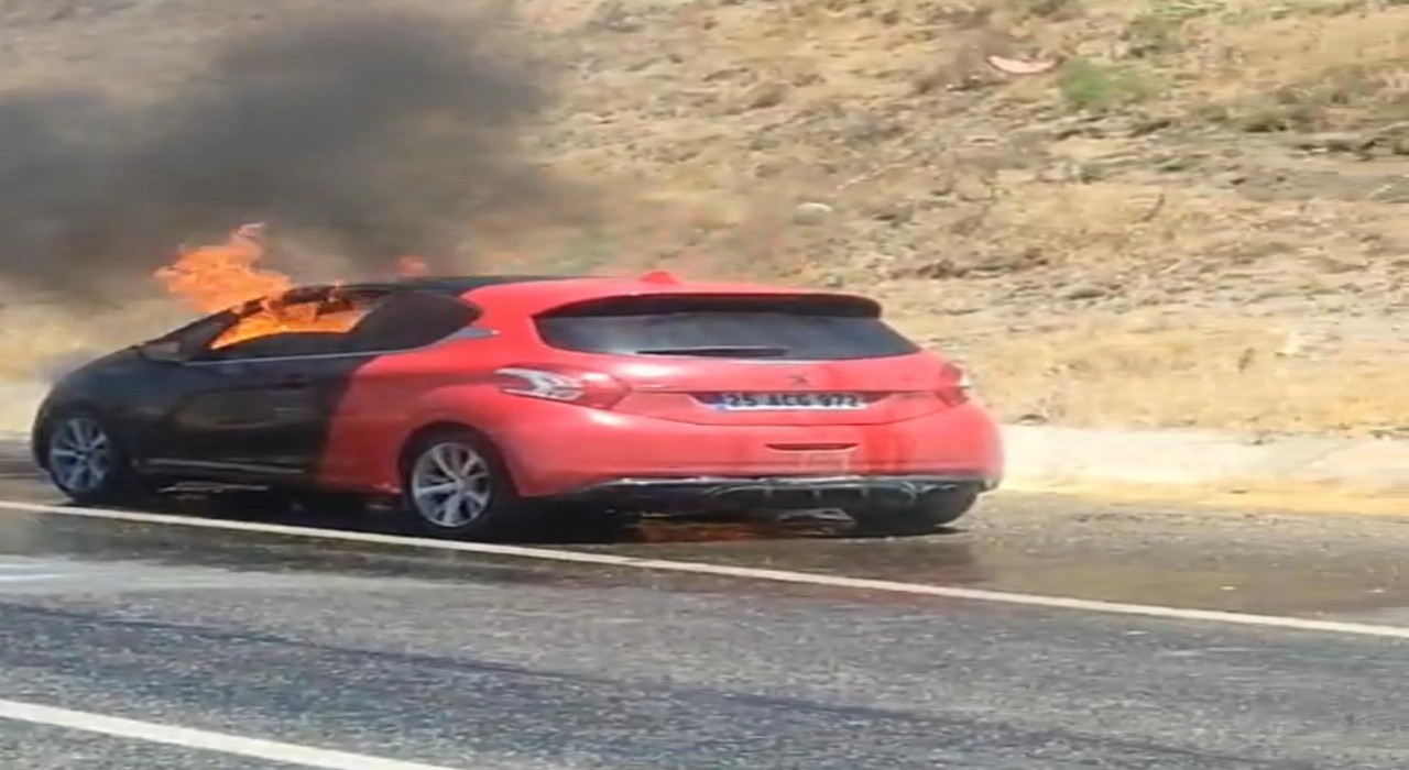 Diyarbakırda seyir halindeki otomobil alevlere teslim oldu