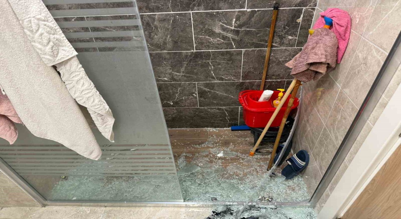 Diyarbakırda üzerine duş kabini düşen kadın hastanelik oldu