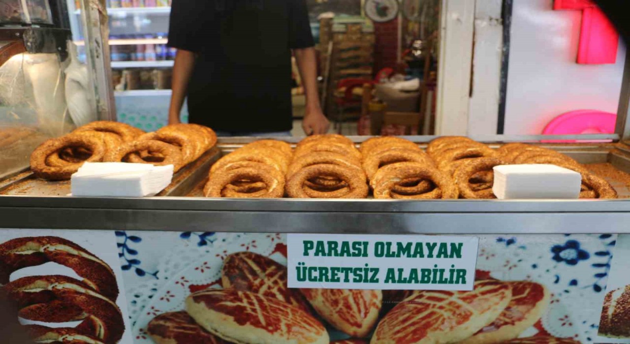 Diyarbakırın örnek esnafı: İhtiyaç sahipleri 6 yıldır bu tezgahtan ücretsiz simit ve su alabiliyor
