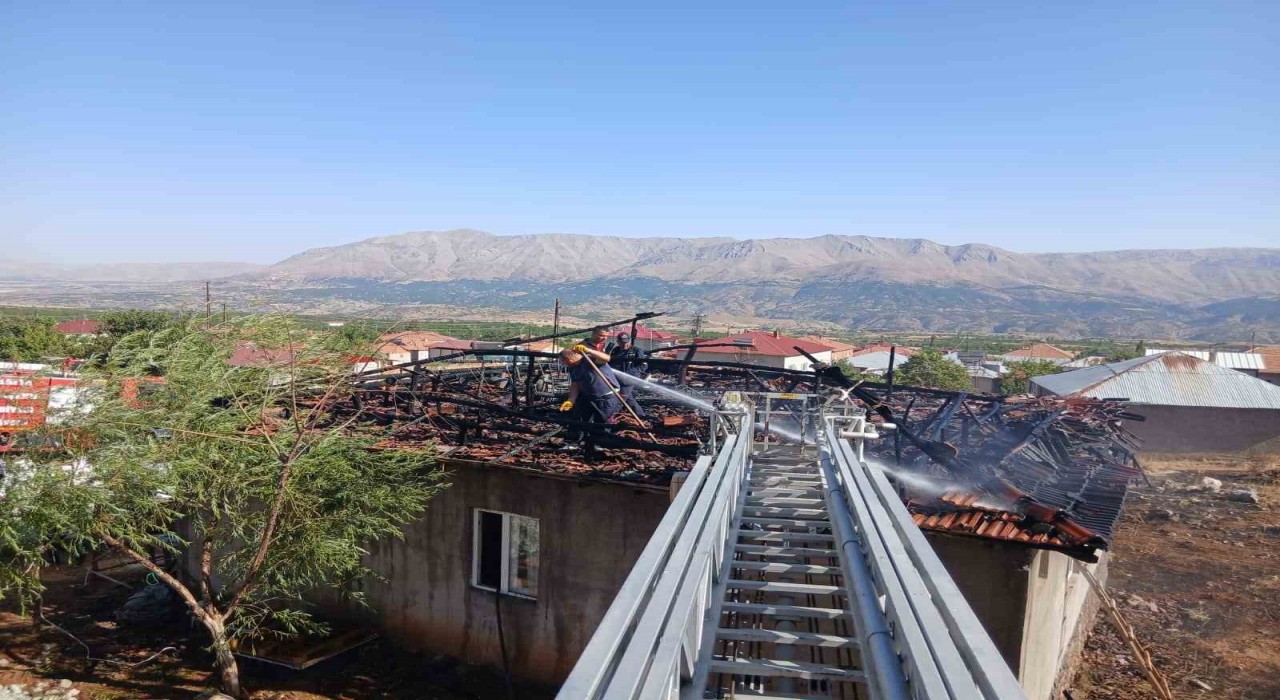 Doğanşehirde çatı yangını