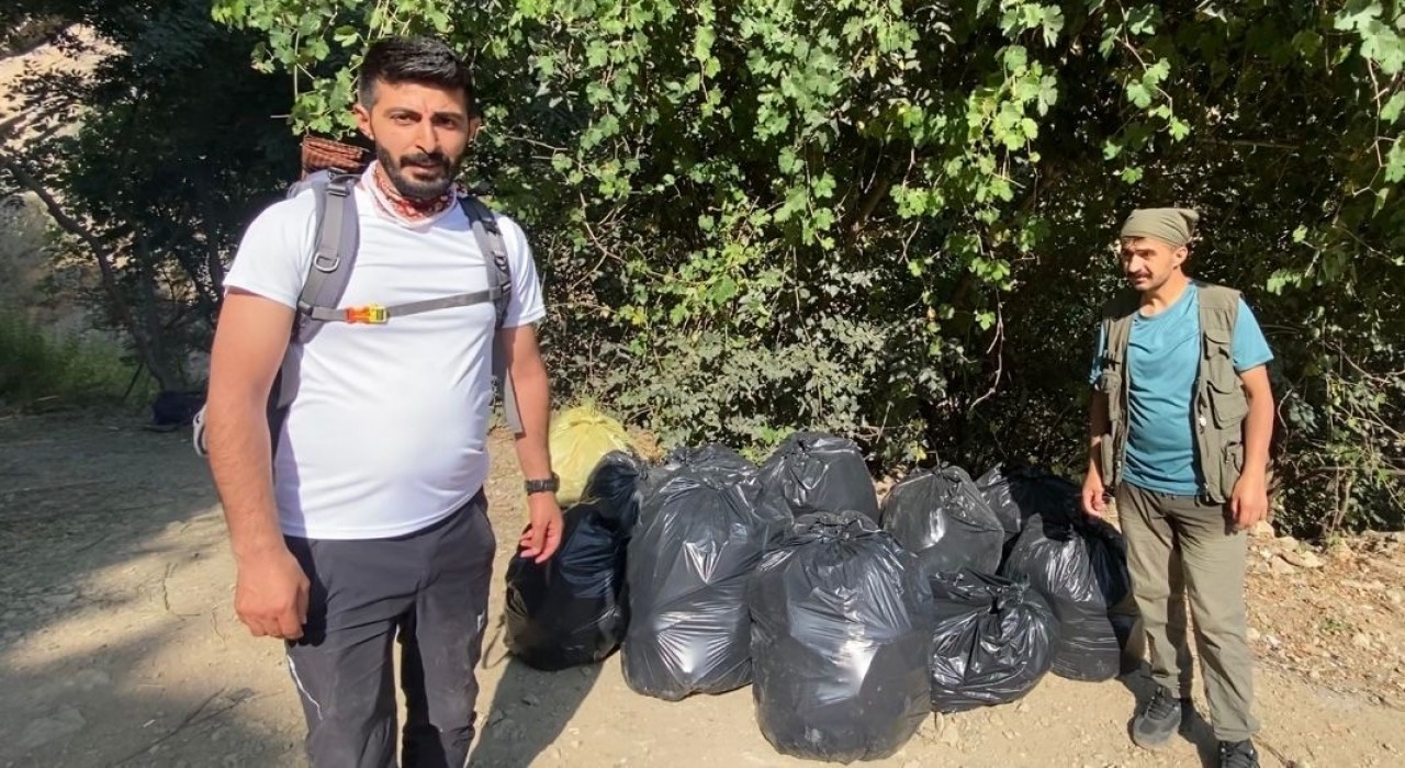Doğaseverlerden piknikçilere tepki: Kaval Şelalesinde 13 torba çöp toplandı