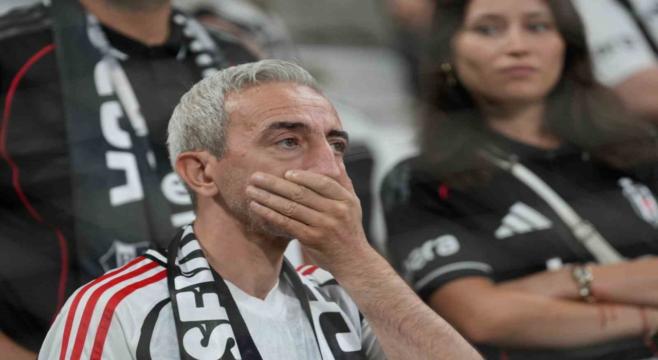 Dolmabahçede taraftarlardan protesto