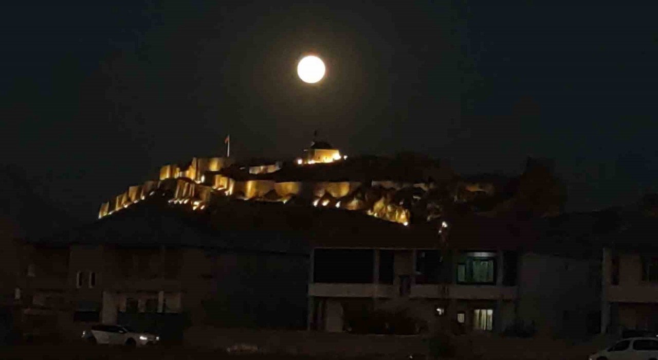 Dolunay, Van Kalesiyle buluştu