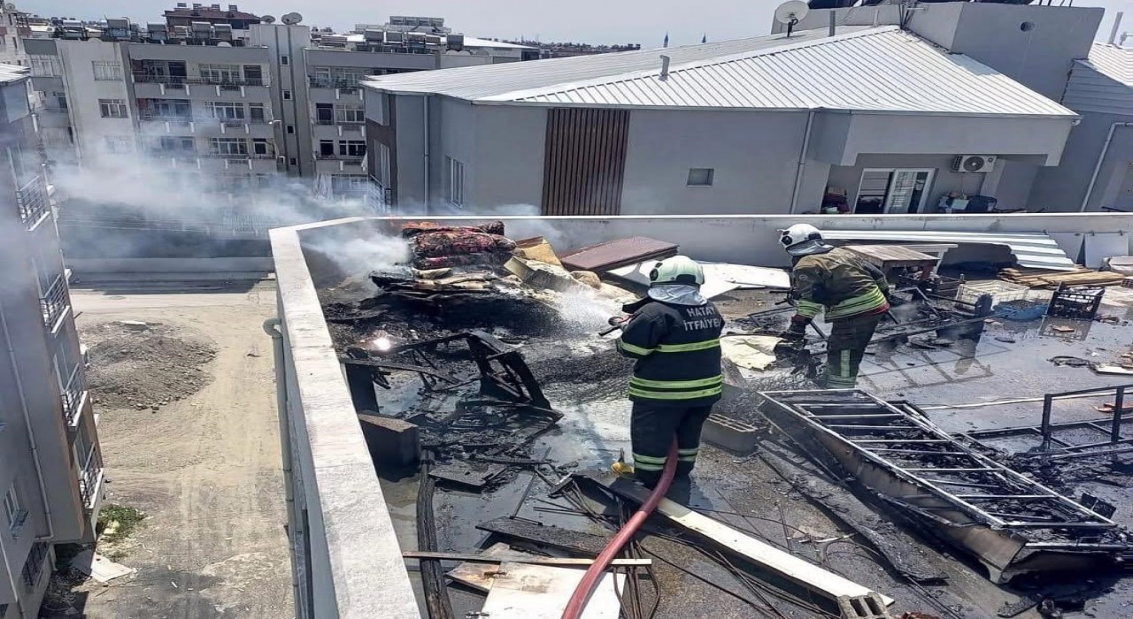 Dörtyolda binanın çatı katında yangın çıktı