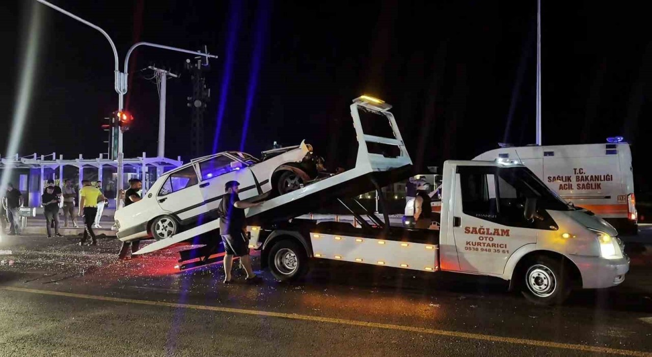 Duble yolda iki otomobil çarpıştı: 1i ağır, 3 yaralı