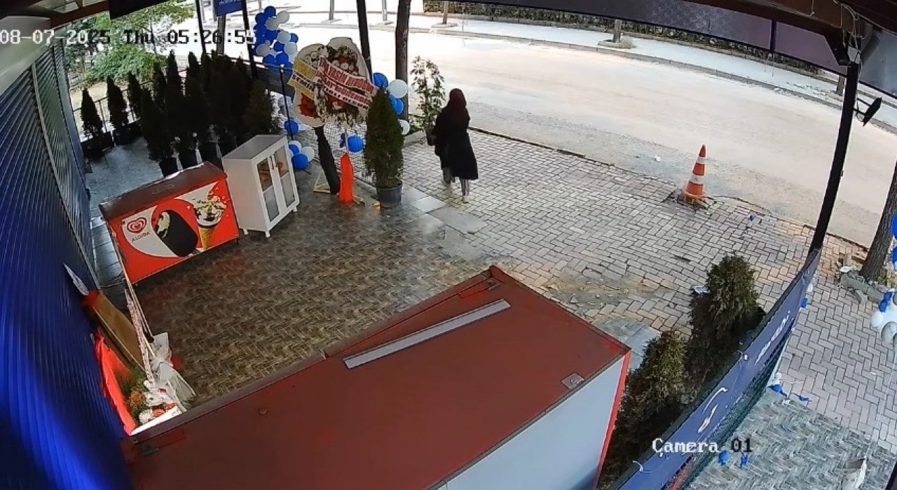 Dükkanın önündeki çiçeği alıp uzaklaşırken kameralara yakalandı