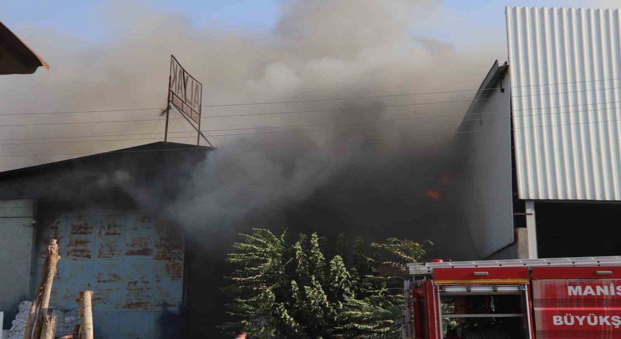 Dumanlar ilçeyi kapladı, itfaiye ekipleri saatlerce mücadele etti