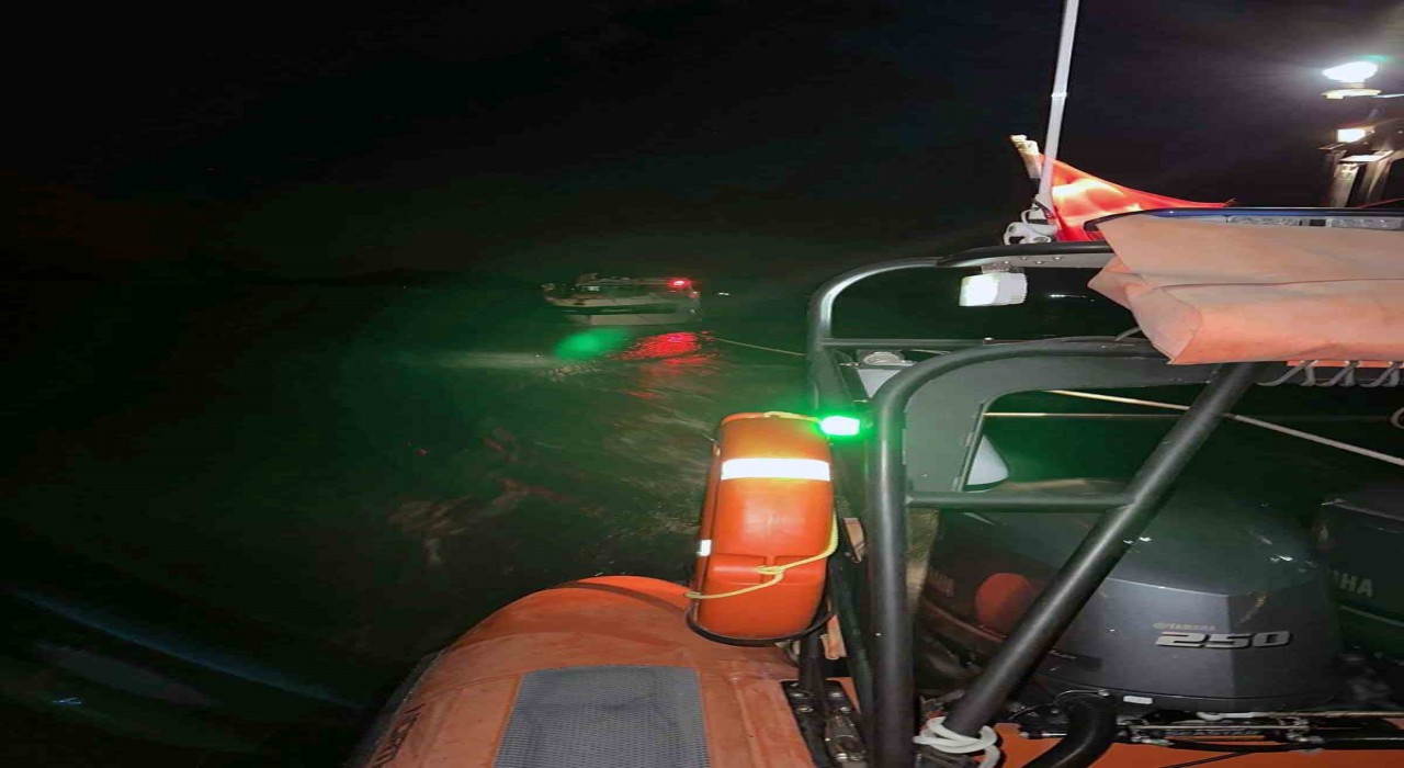 Dümen arızası sonrası sürüklenen tekne kurtarıldı