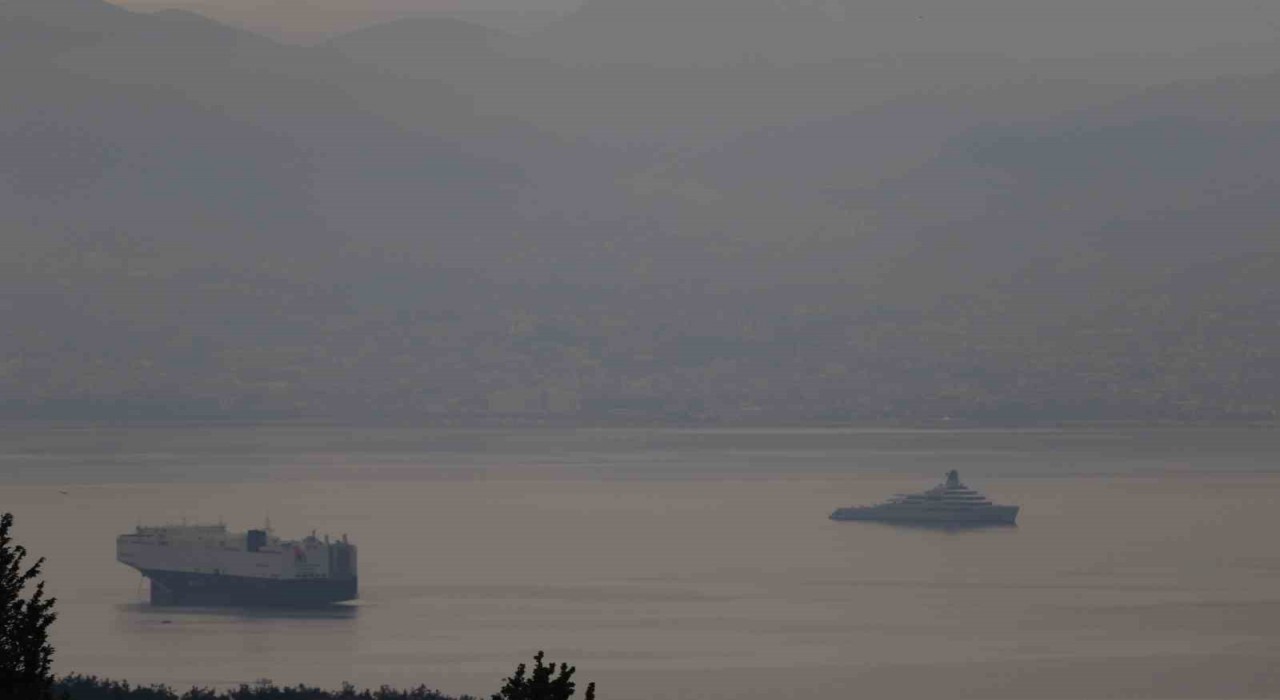 Dünyanın en büyükleri arasında, İzmit Körfezine demir attı