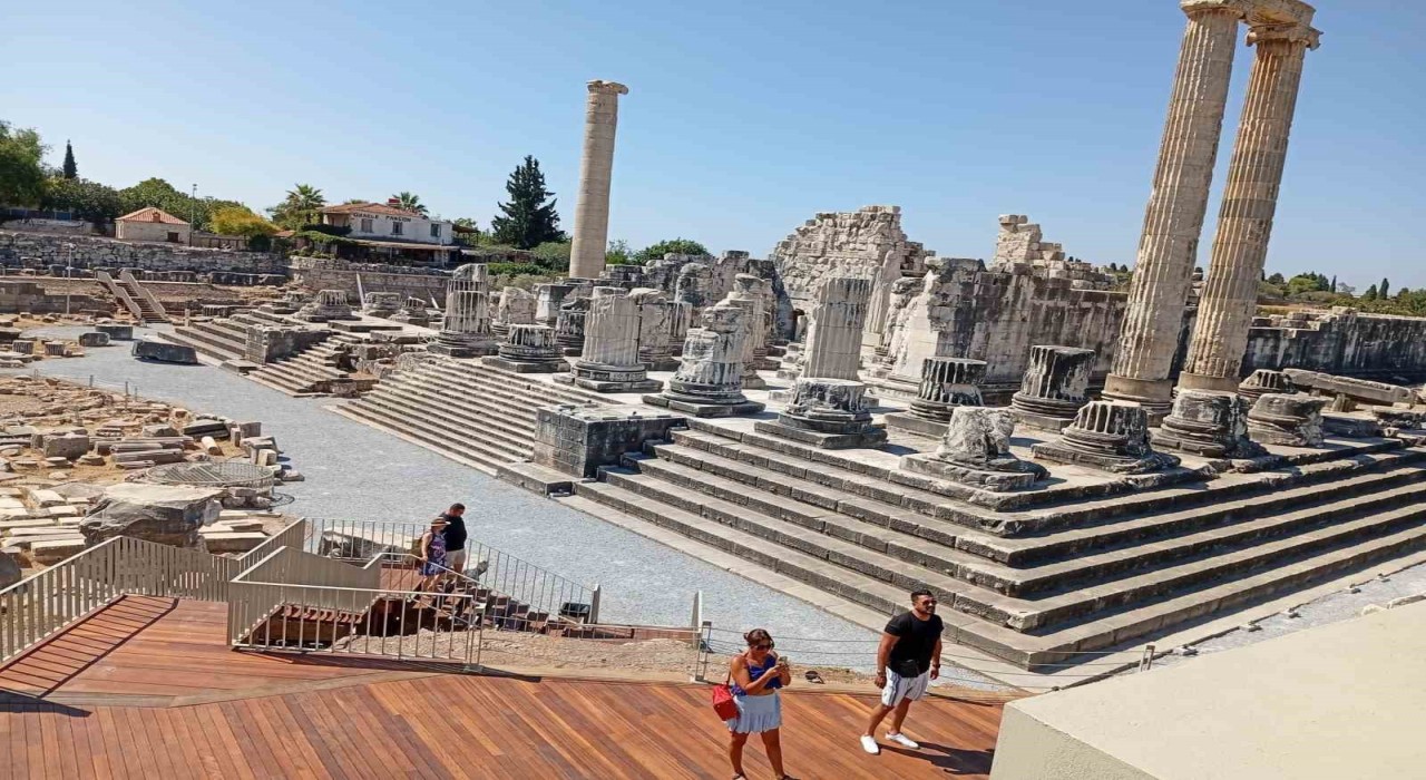 Dünyanın ilk kehanet merkezi Apollon Tapınağı, gece müzeciliğine açıldı