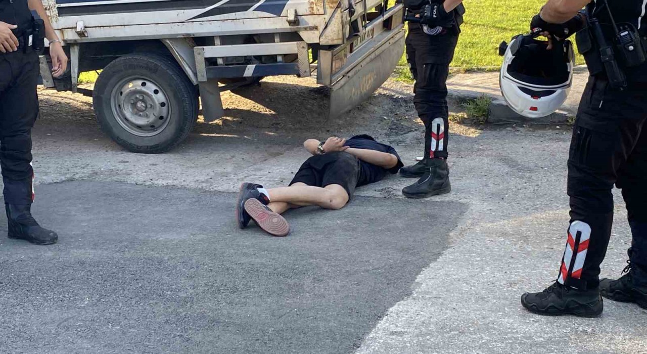 Dur ihtarına uymayan sürücü polisten kaçarken camdan hassas terazi attı