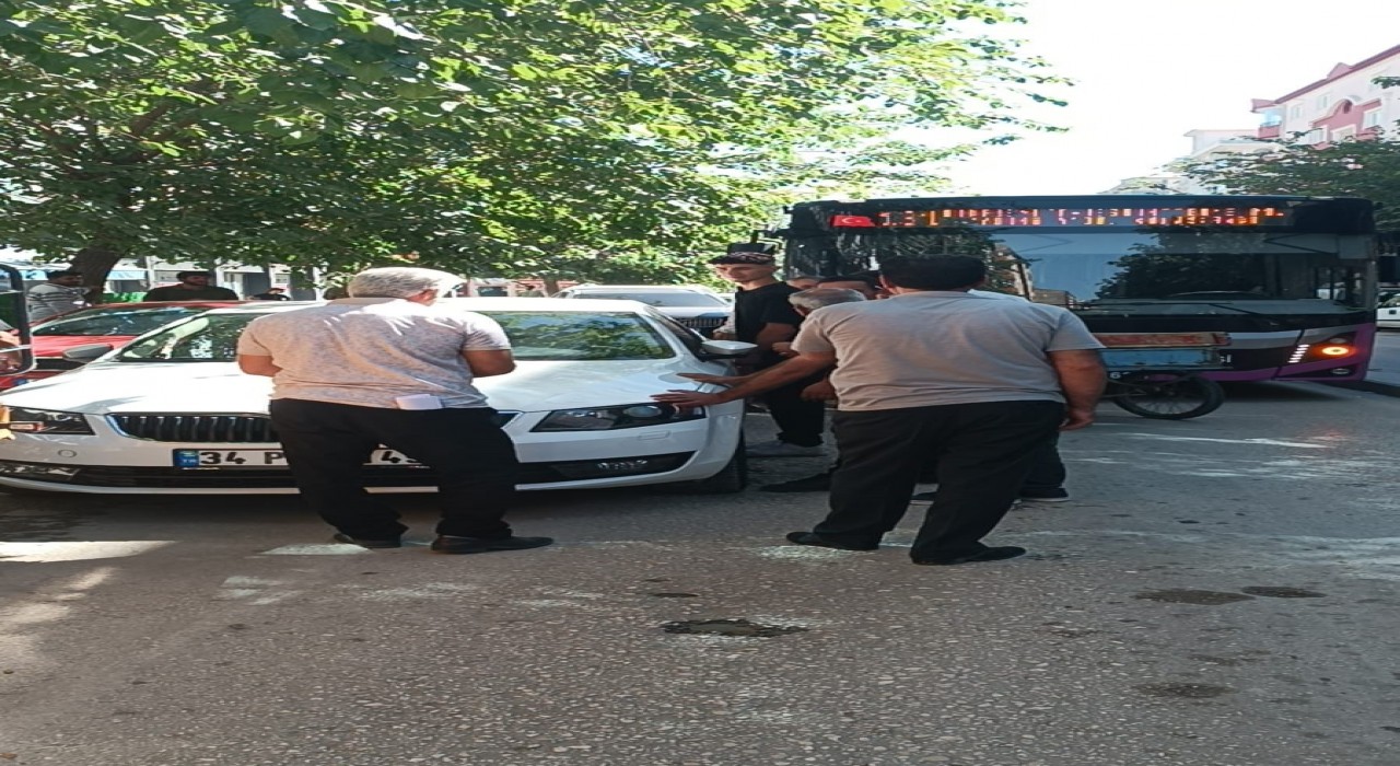 Duyarsız sürücü trafiği kilitledi