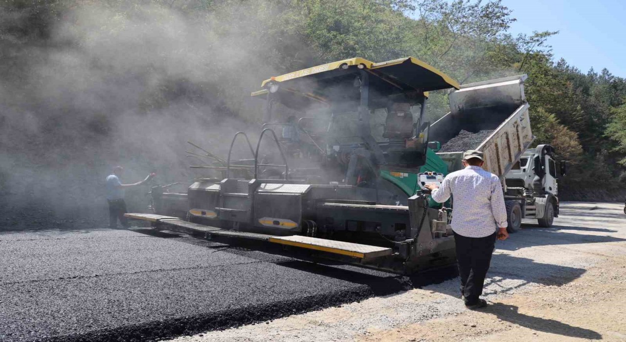 Düzcede 2 köy arası sıcak asfalta kavuştu