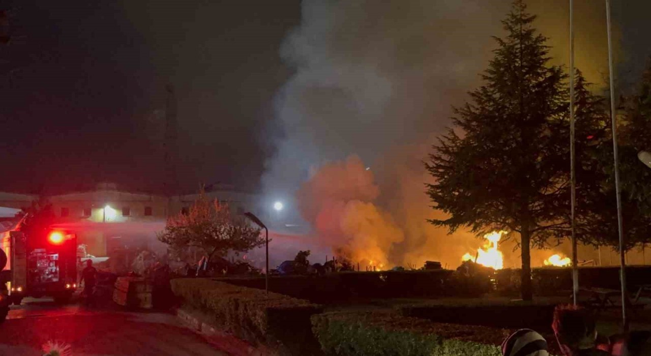 Düzcede ahşap fabrikasının bahçesinde yangın