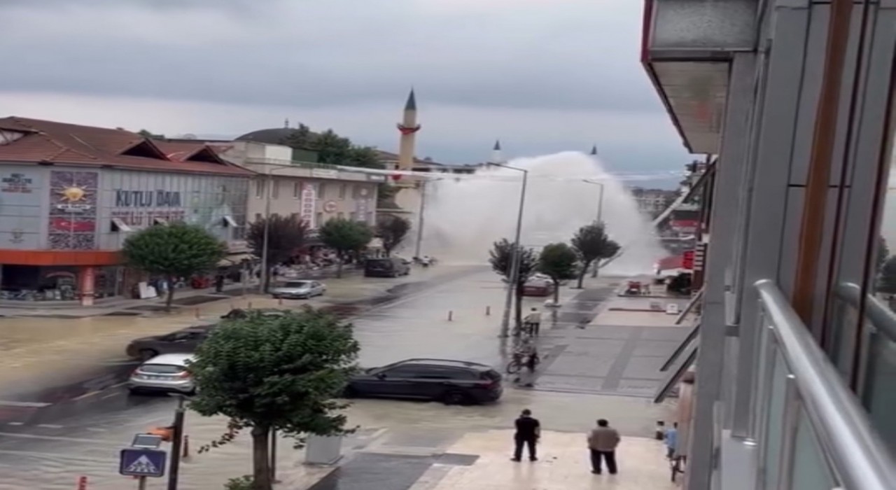 Düzcede su borusu patladı: 5 metre su fışkırdı