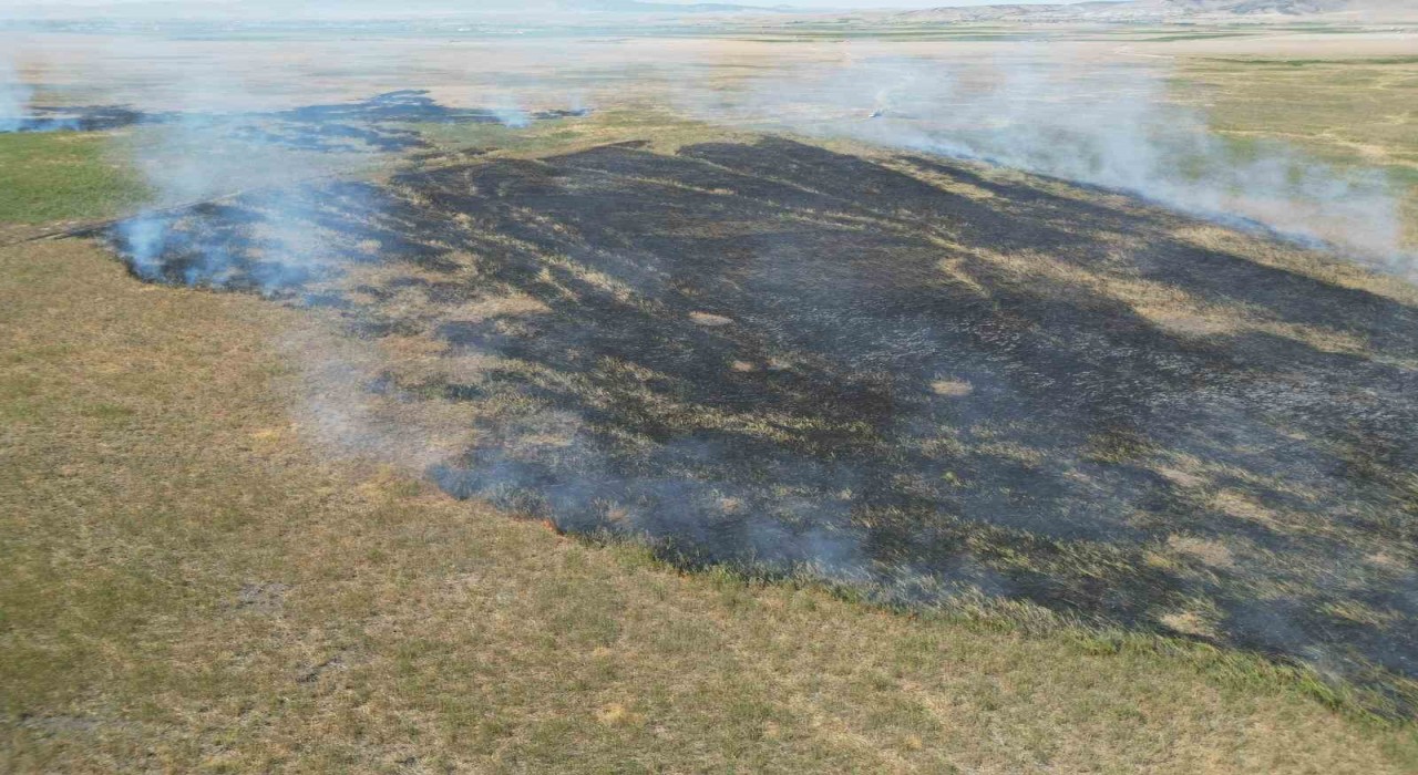 Eber Gölünden dumanlar yükseldi