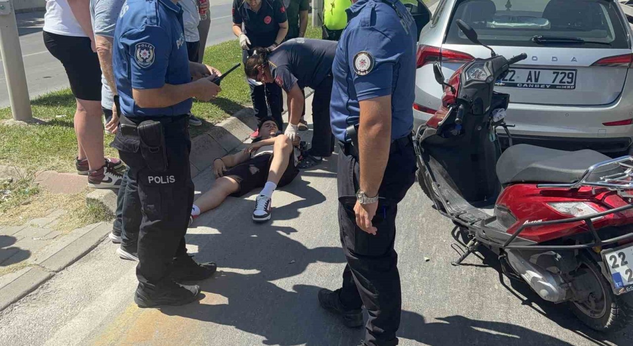 Edirnede motosiklet, yayaya yol veren otomobile çarptı: 1 yaralı