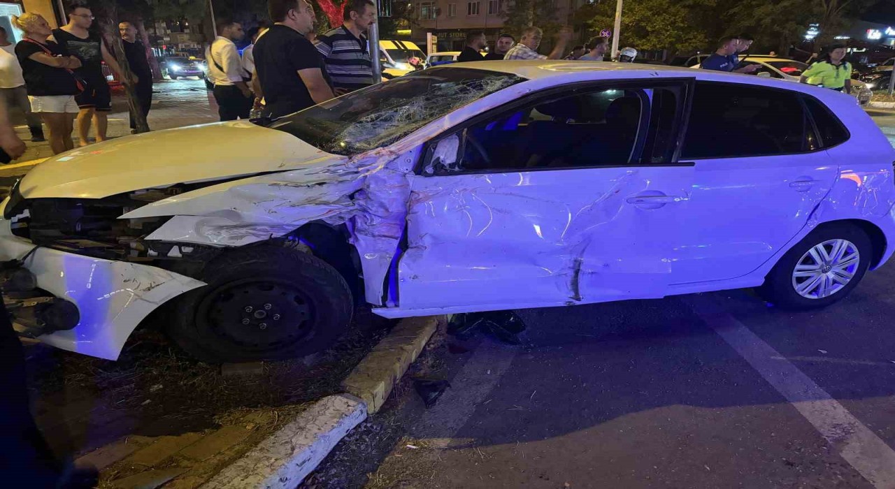 Edirnede otomobil ile kamyonet çarpıştı: 3 yaralı