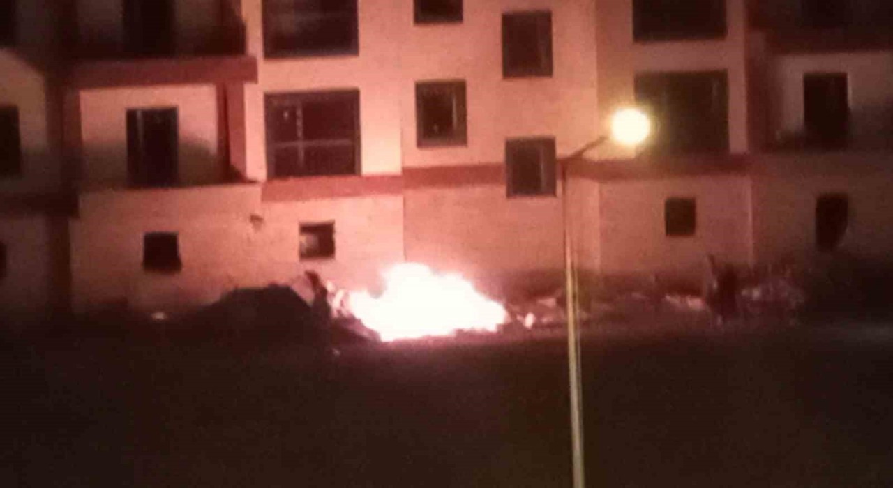 Edirnede TOKİ şantiyesinde yangın paniği... Alevleri kum atarak söndürmeye çalıştılar