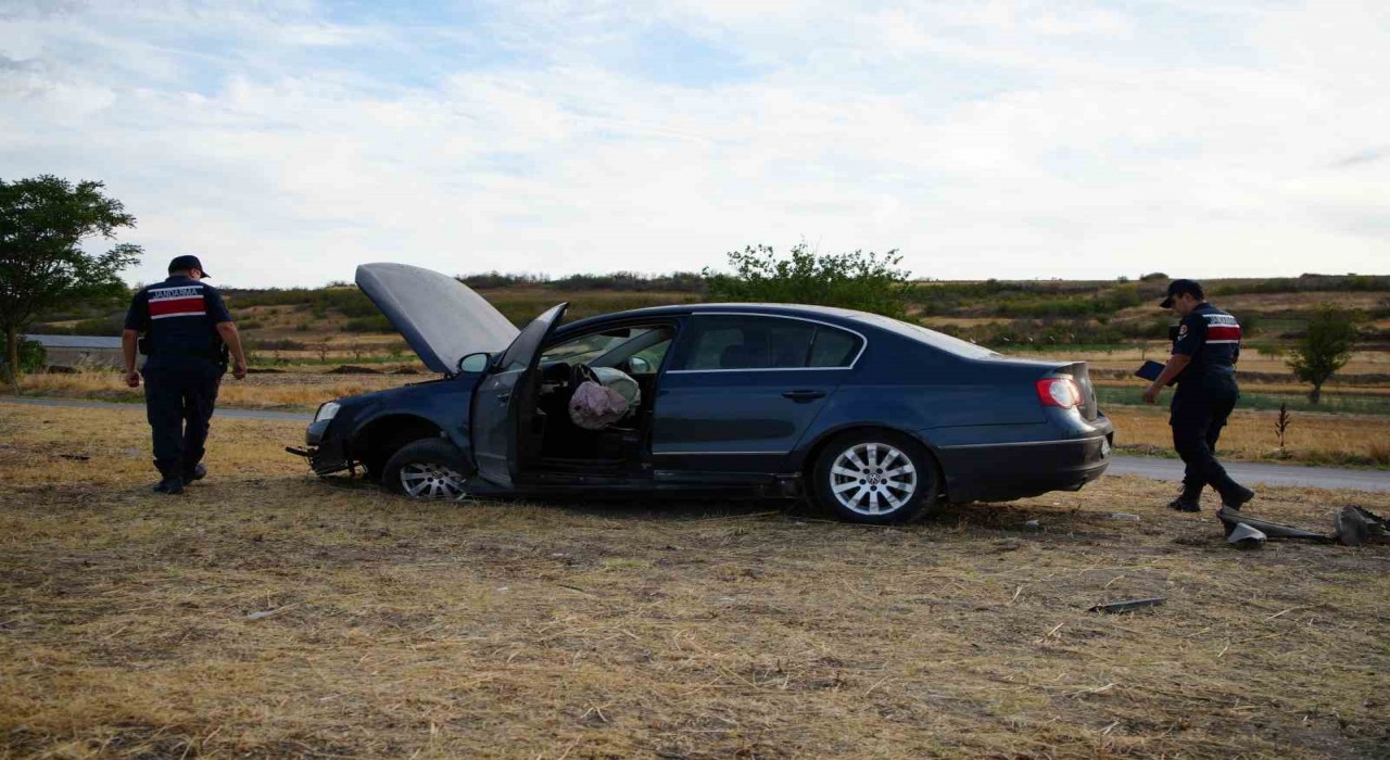 Edirnede yoldan çıkan otomobil refüje çıktı: 5 yaralı