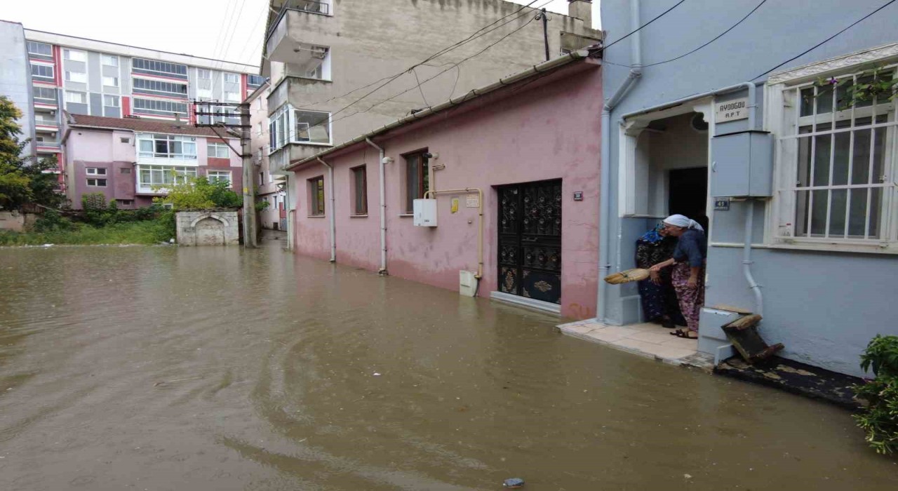Edirnede yollar göle döndü: Evlere yağmur sularının girmesine ramak kaldı