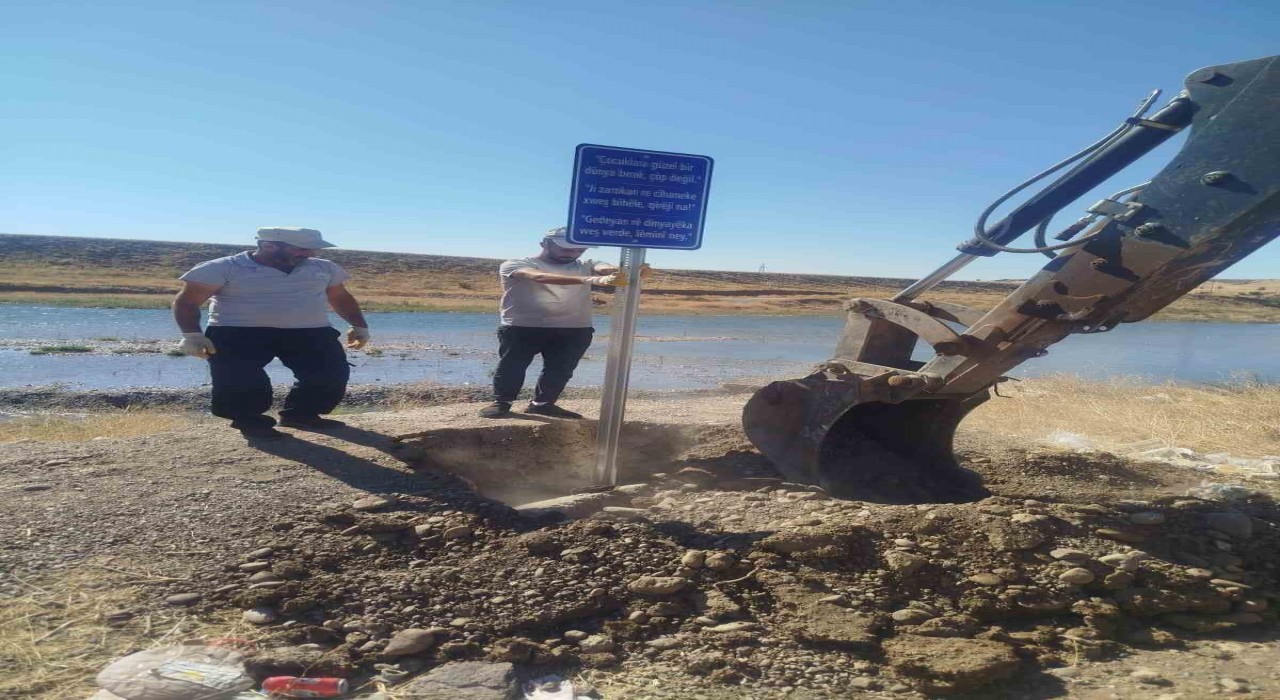 Eğil Belediyesi piknik alanlarının temiz tutulması için 3 dilde uyarı levhaları yerleştirdi
