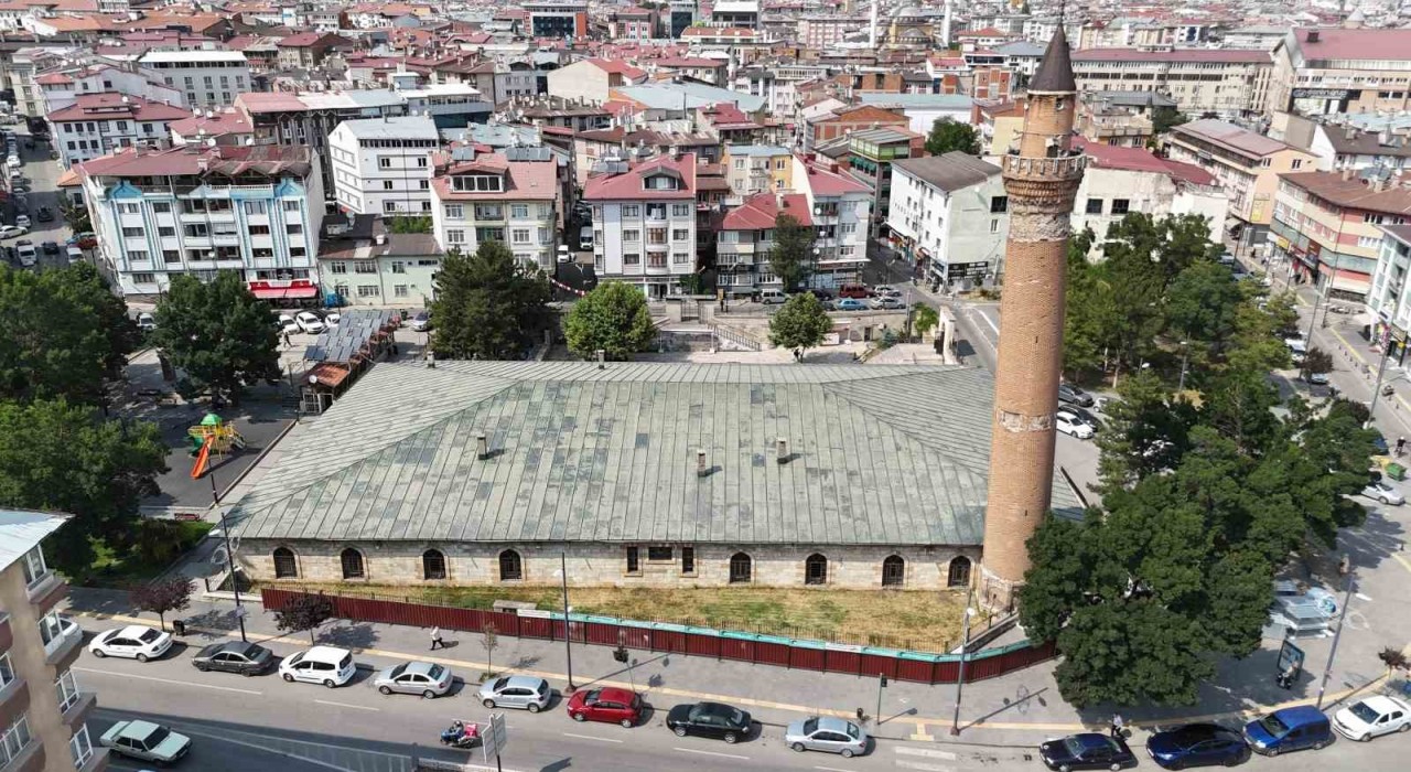 Eğri minaresiyle dikkat çeken 832 yıllık tarihi Sivas Ulu Camiinin restorasyon çalışmalarına başlandı
